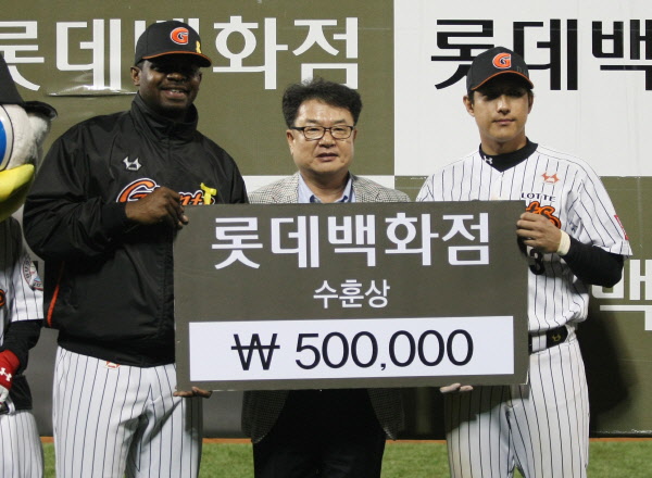 오늘의 수훈선수는 유먼과 황재균선수